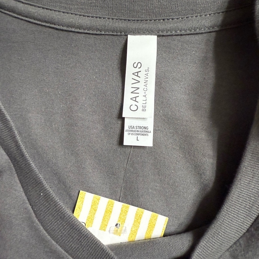 Bella Canvas Graphic lips T-Shirt - Picture 3 of 8